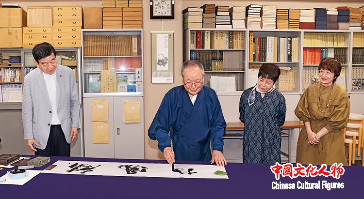 星弘道(左2)挥毫现场     《中国文化人物》 图苏士澍表示,"我的恩师