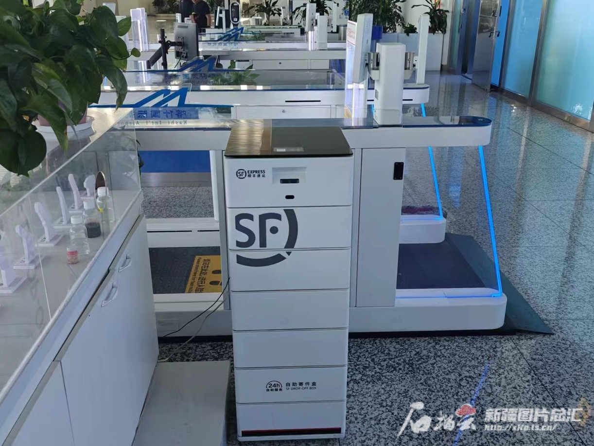 5月9日，喀什徕宁国际机场的智能自助寄件柜（盒）已正式投入使用。赵龙 摄
