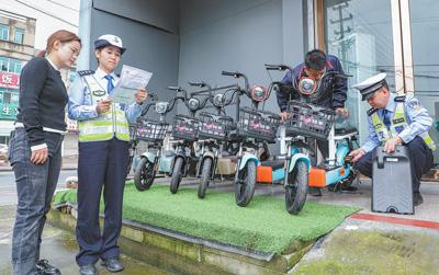 图为在浙江省浦江县，交警在仙华街道对电动自行车登记服务站及销售门店进行质量安全风险隐患排查。李建林摄（人民视觉）