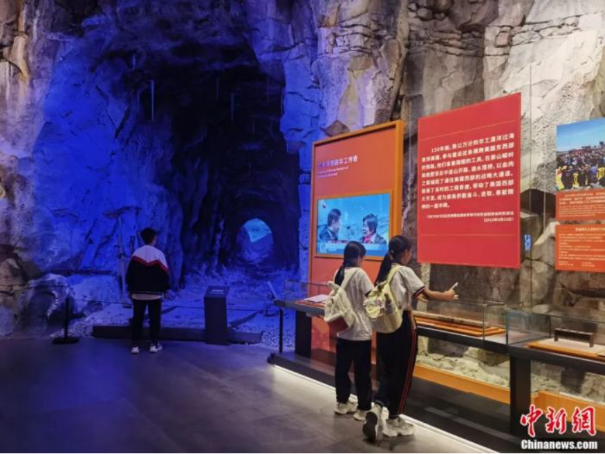 游客在广东江门市博物馆铁路华工展厅观看唐纳峰绝顶隧道模型。江门市博物馆供图