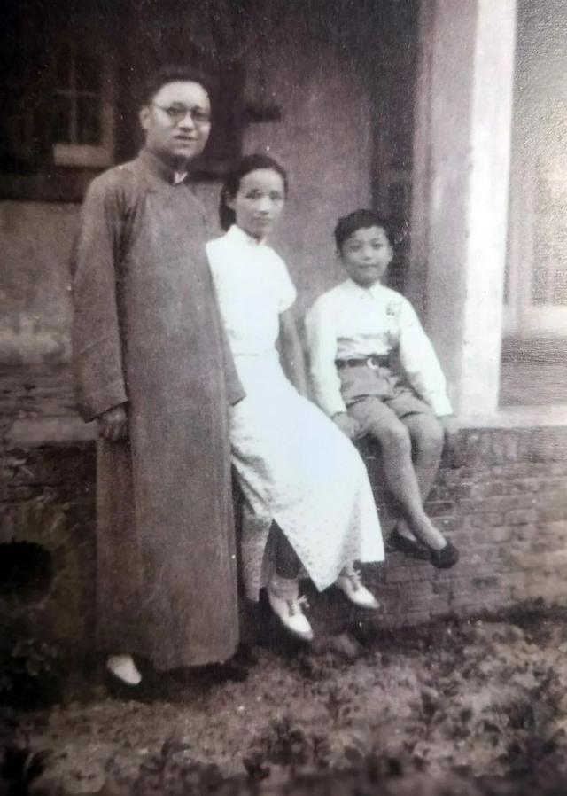 1940年，顾廷龙与妻儿在辣斐德路合众图书馆筹备处前合影。（资料图片，中华书局2022年版《顾廷龙日记》）