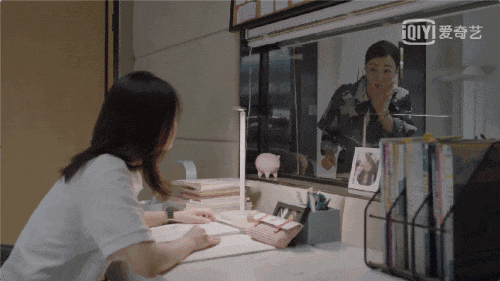 《小欢喜》中的宋倩为了实时监督女儿学习,给家中卧室留一个窗口.