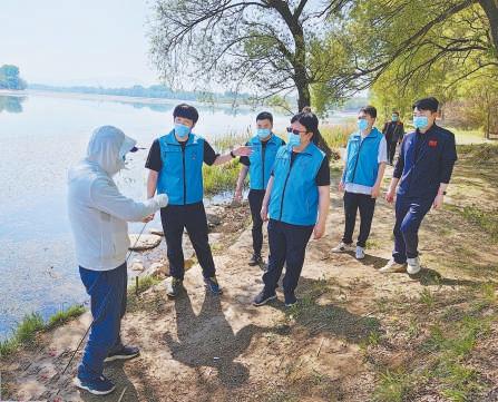 工作人员对垂钓者进行水法规宣传 北京市官厅水库管理处供图