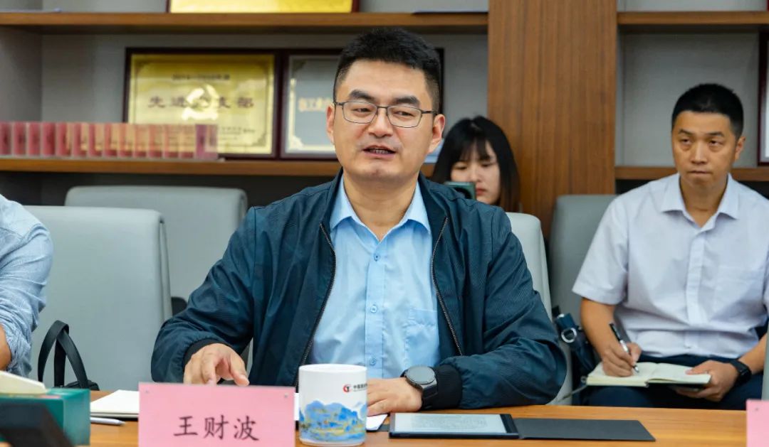 交流到访 | 宜宾市南溪区委副书记,区长陈元华一行到访中国酒业协会