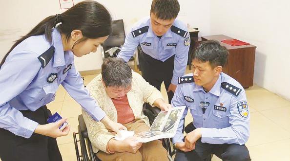 中国警事通讯员证样本图片