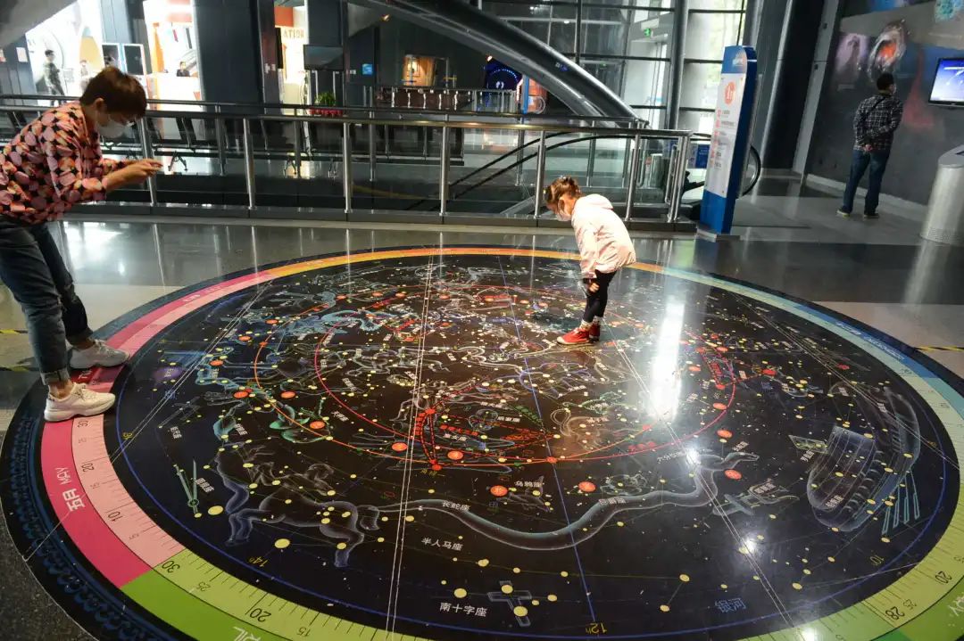 图源:北京日报安旭东摄带宝贝来北京天文馆玩,可以了解天体运动方面的