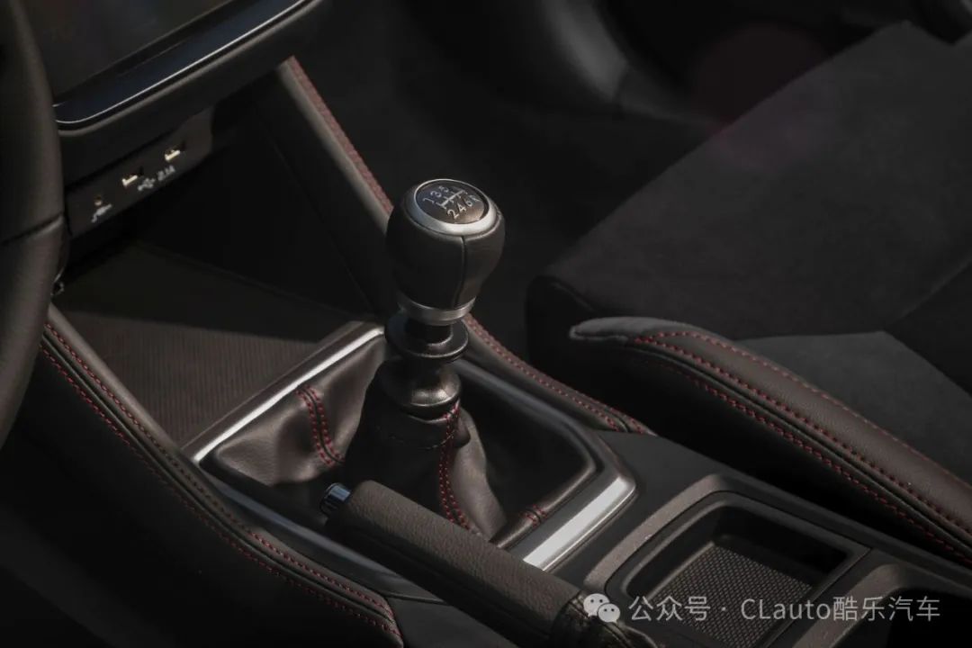 车内采用alcantara材质,红色缝线和合金踏板等,驾驶席座椅具备10向