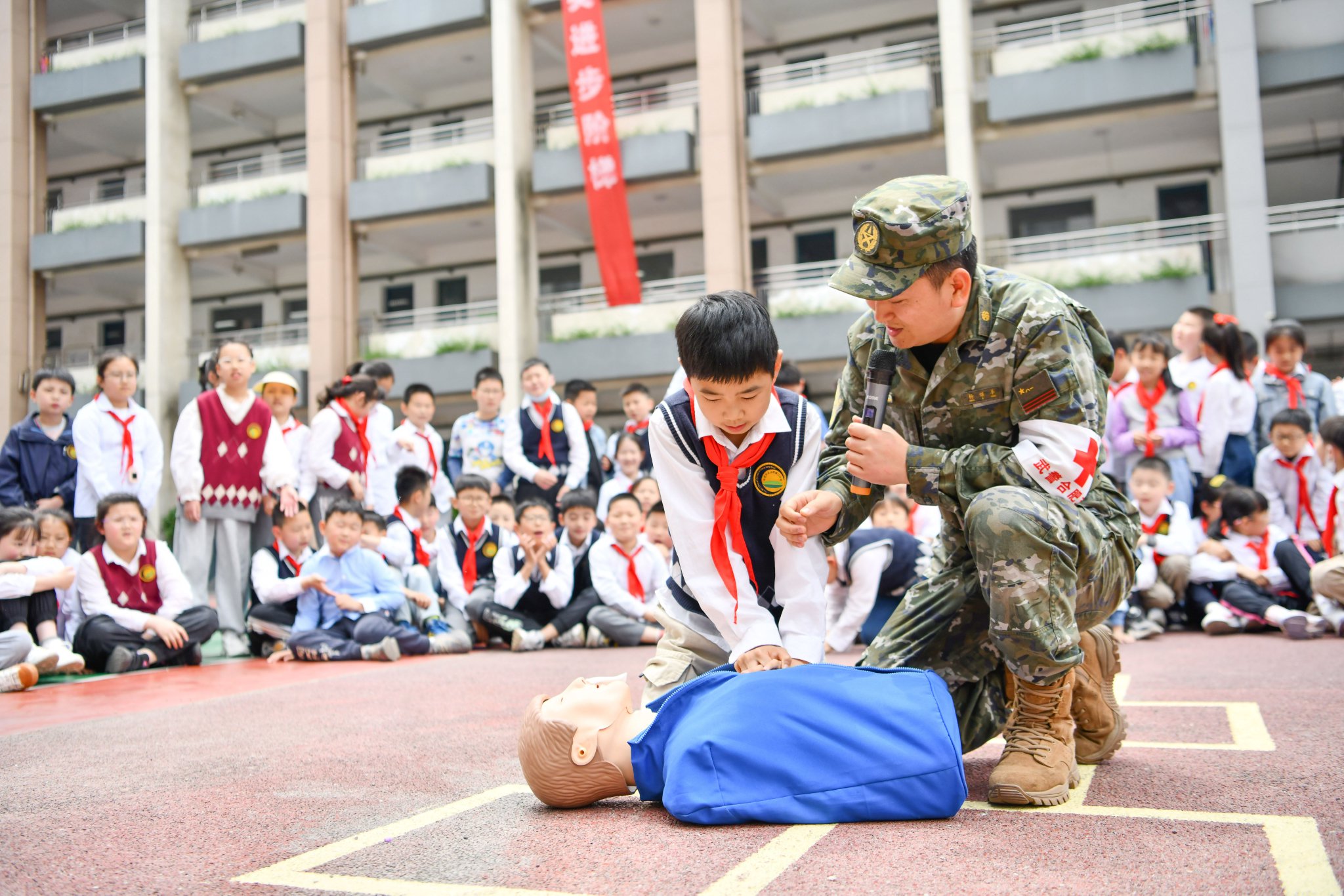图为一名学生在武警官兵的指导下进行心肺复苏急救训练.