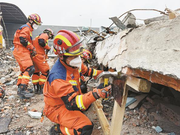 演练中，消防人员在震后废墟上实施破拆救援 本报记者 曹博文 摄