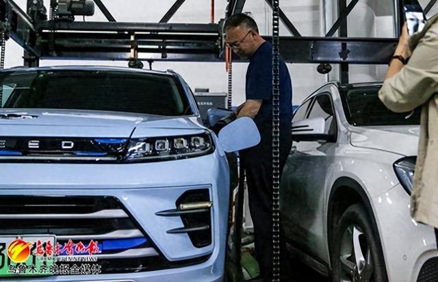 　　5月10日，在乌鲁木齐市友谊医院立体停车库，一位车主正在查看新投入使用的快充充电桩。记者迪丽娜尔·加力肯摄