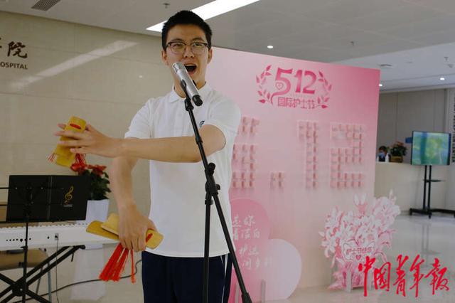 5月11日，北京协和医院西单院区门诊大厅，来自清华大学学生艺术团曲艺队的王那苏表演快板节目。田嘉硕/摄