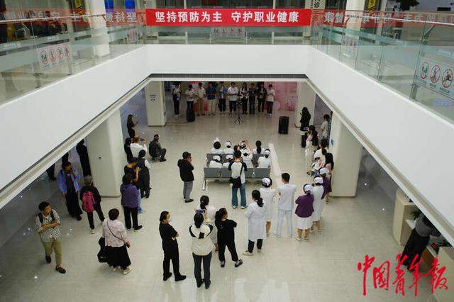 5月11日，北京协和医院西单院区门诊大厅，护士和前来就诊的患者正在观看演出。田嘉硕/摄