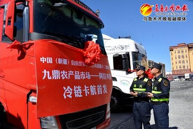 　　5月10日，乌昌海关关员对冷链卡航模式出口鲜苹果进行验放。通讯员杨逸萌摄