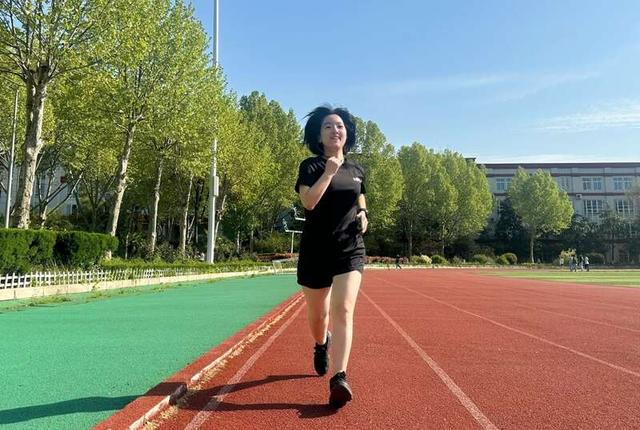 汪喜妍在校园操场跑步。受访者供图