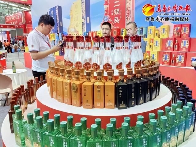 　　北京二锅头品牌16个系列40多款产品亮相新疆糖酒会。记者郭玲摄