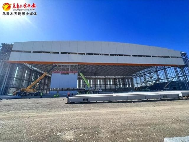 　　5月10日，工人正在安装乌鲁木齐机场改扩建工程机务区工程维修机库大门。通讯员姚园园摄