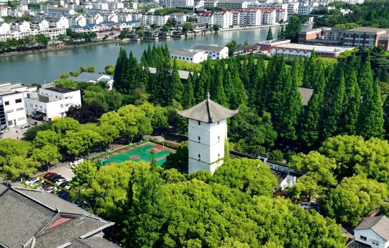 文星阁巍然竦立于苏州大学天赐庄校区,又称方塔,钟楼.