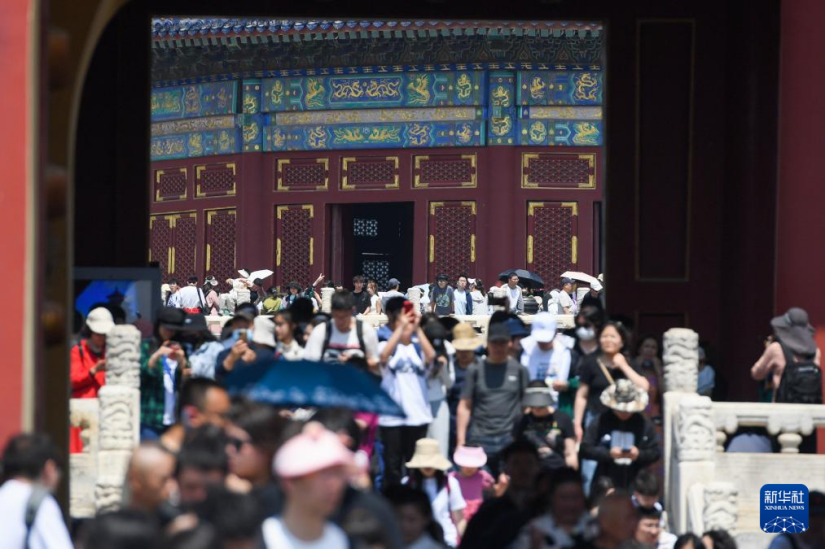 5月2日，游客在北京天坛公园内游览。“五一”假期，文旅市场火热。新华社记者 鞠焕宗 摄
