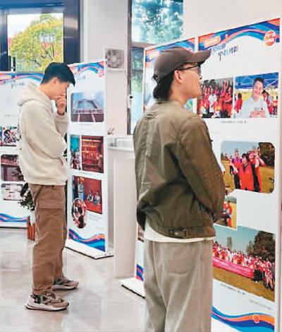 两岸青年观看展览。南京台湾青年创业学院供图