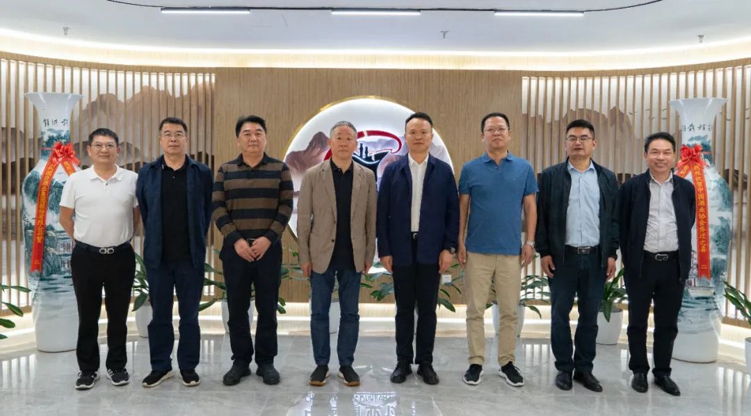 交流到访 | 宜宾市南溪区委副书记,区长陈元华一行到访中国酒业协会