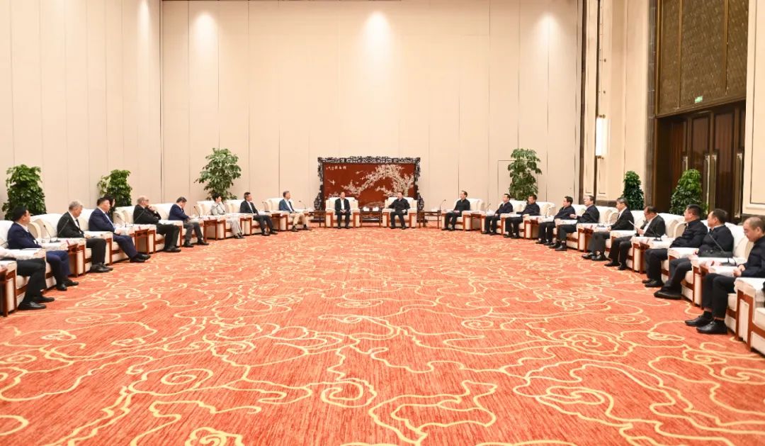 郝鹏李乐成会见出席辽宁省企业大会部分企业家和嘉宾