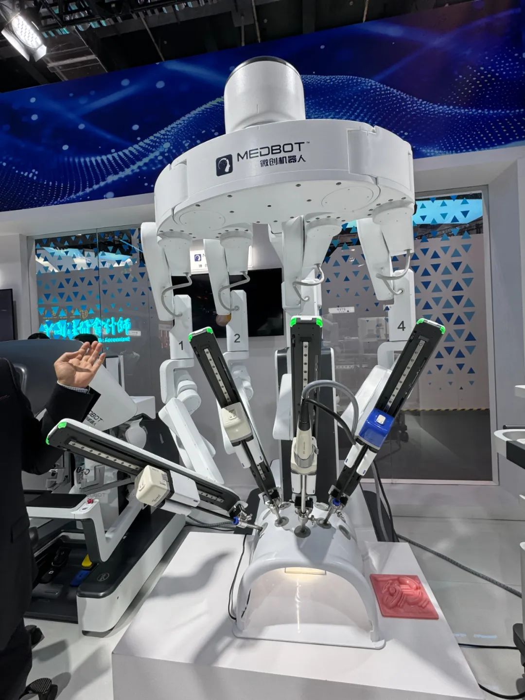 微创医疗机器人公司的图迈腔镜手术机器人 宋薇萍/摄