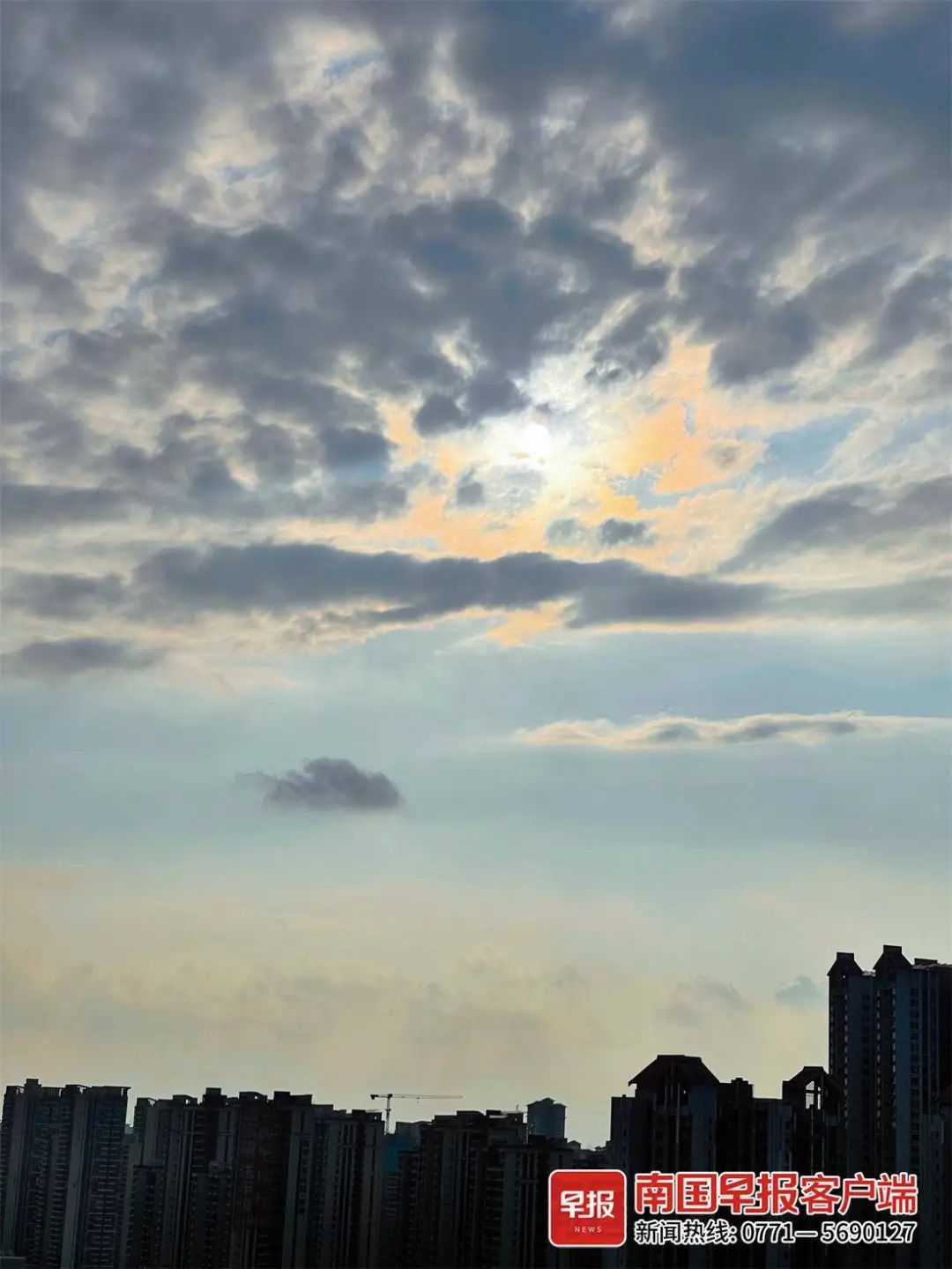 ▲5月12日傍晚，南宁上空被乌云笼罩。