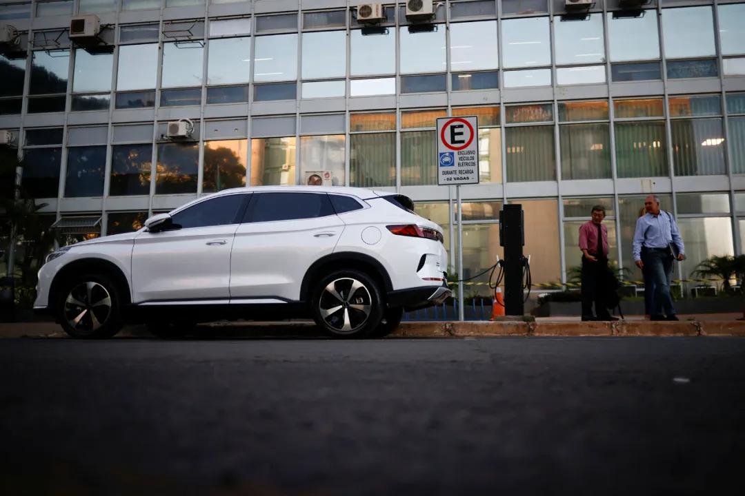 当地时间2023年10月18日，巴西巴西利亚，一辆中国电动汽车在经济部大楼前的充电站充电。图自IC Photo