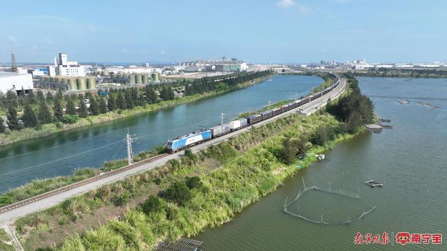 满载货物的西部陆海新通道铁海联运班列从钦州港东站驶出。 通讯员 陈磊 摄