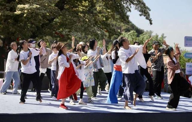 著名舞者高艳津子领衔的北京现代舞团成员带来“爱的律动”即兴舞蹈。主办方供图
