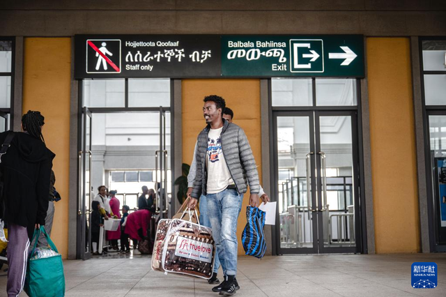 2023年9月9日，乘客在埃塞俄比亚首都亚的斯亚贝巴拉布火车站准备登车。新华社记者 王冠森 摄