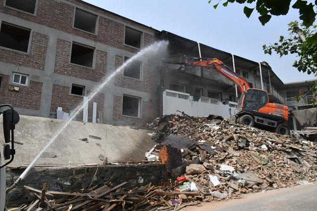 据了解,这批违法建设预计将于一周内拆除完毕,违建拆除后将广泛征求