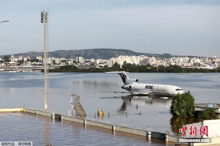 当地时间5月6日，巴西南里奥格兰德州阿雷格里港机场，一架货机停在被洪水淹没的跑道上。