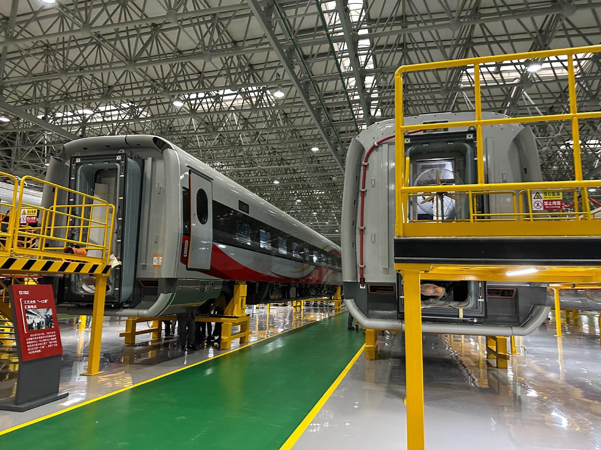 图为正在中车长客产线上制造的复兴号智能动车组. 路炳阳/摄