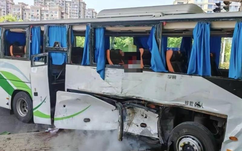 南通大巴车祸,红绿灯故障责任也应明确 | 新京报社论