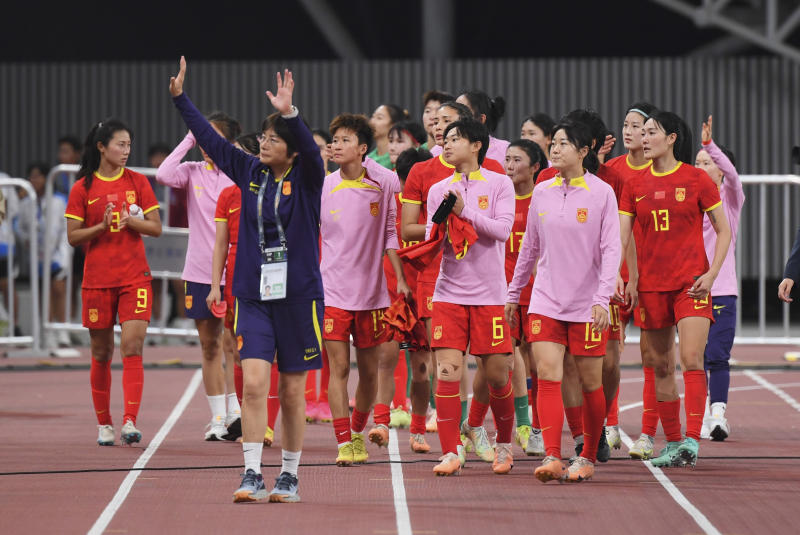 去年11月1日，奥预赛第二阶段，中国女足战平韩国队后出局，水庆霞赛后带领球员向观众致意。 图/新华社