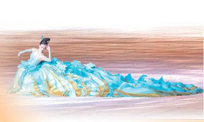 第十九届亚洲运动会开幕式上，舞蹈演员身着“水天碧”长裙起舞。新华社记者 宋彦桦摄