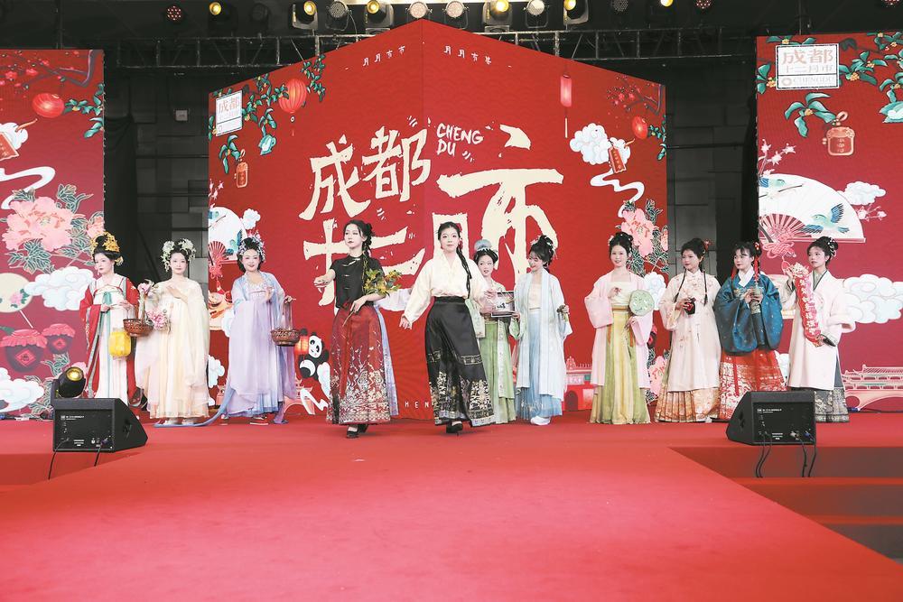 把成都传统文化带到中国品牌日现场