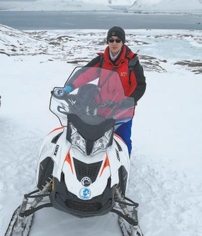 安家春驾驶雪地摩托在冰川表面进行科学考察。受访者供图