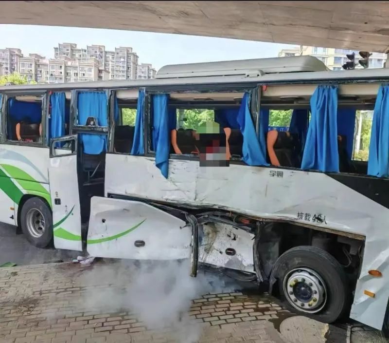 南通大巴车祸,红绿灯故障责任也应明确 | 新京报社论