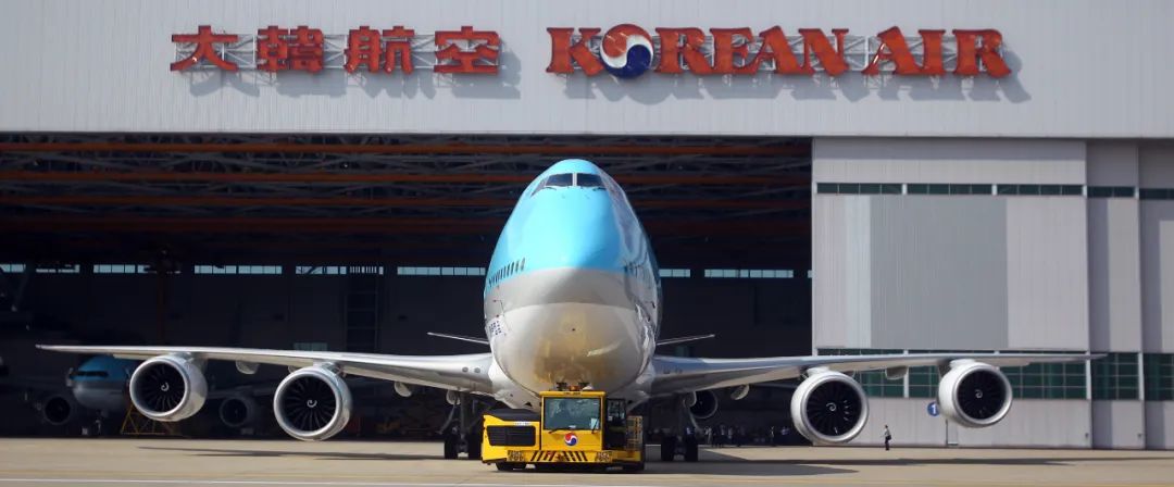 2015年9月1日，大韩航空引进的波音747-8客机停放在韩国仁川国际机场。