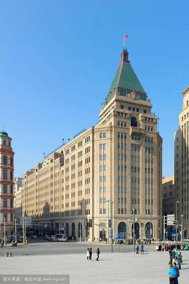 由匈牙利建筑师鸿达设计,并于1947年落成的上海总工会(前交通银行(6