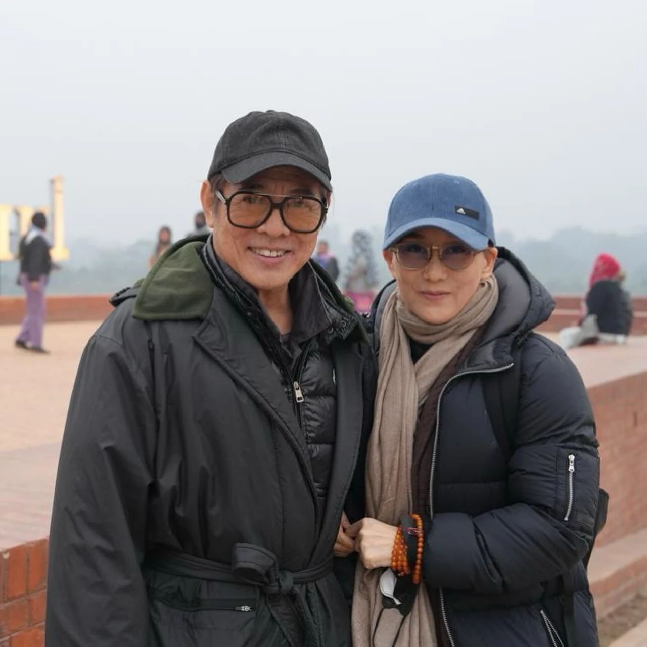 李连杰罕见晒夫妻合照,利智近况曝光|李连杰|利智_新浪新闻