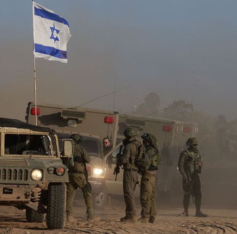 巴以冲突持续，以色列军队在尘土中聚集。图源：视觉中国