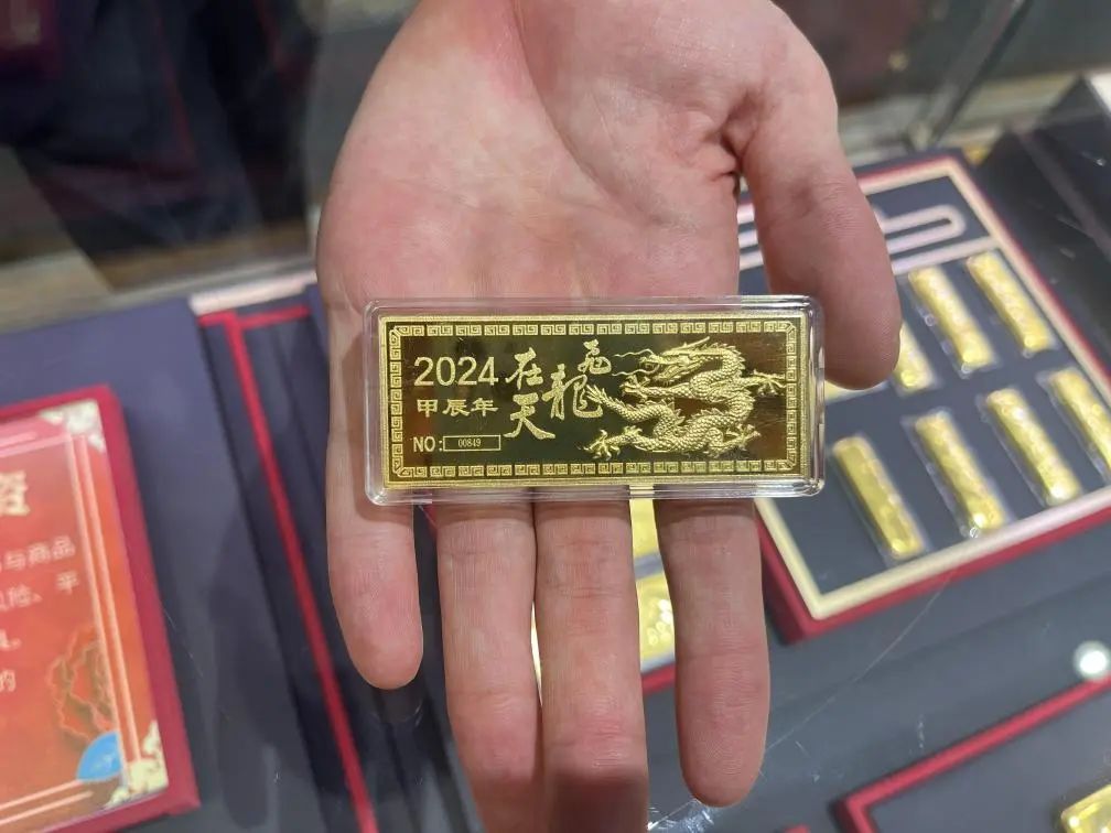 位于北京的国华首饰黄金投资部经理刘宝表示,"五一"期间,金条销售额较