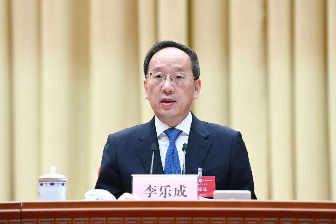 省委副书记,省长李乐成主持会议.