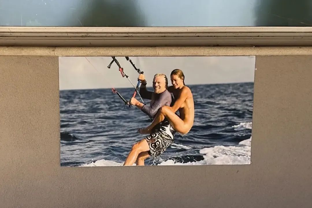 亿万富豪理查德·布兰森和模特丹尼·帕金森的“励志”海报。图片来源：SARAH EMERSON