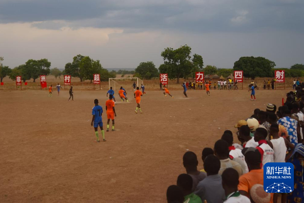   4月13日，贝宁当地村民球员正在非洲“村超”赛场上踢球。受访者供图