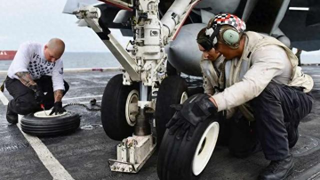 维修人员为F/A-18战机更换轮胎。 图片来源 美国海军