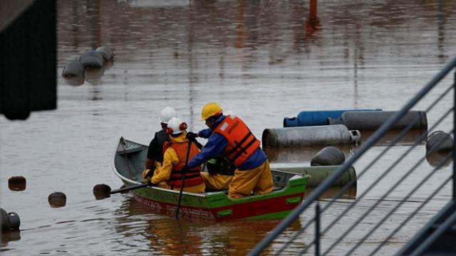当地时间2024年5月12日，巴西南里奥格兰德州，志愿者疏散洪灾灾民。 澎湃影像 图